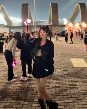 Lin Hana Instagram - 人生圓滿惹💗💗💗💗💗
雞皮疙瘩加眼淚忍不住尖叫聲最大大大大！
但票價跟看到人的大小
跟台北的自助餐一樣
吃一個寂寞
吃完好空虛🥲🥲🥲
明天好想再看一場RRRR

#子珊穿搭
外套裙子 @space.picnic 
內衣 @calvinklein 
指甲 @molanail 
我愛珍妮我愛珍妮我愛珍妮 @jennierubyjane  我愛珍妮我愛珍妮๑⃙⃘´༥`๑⃙⃘๑⃙⃘´༥`๑⃙⃘๑⃙⃘´༥`๑⃙⃘๑⃙⃘´༥`๑⃙⃘๑⃙⃘´༥`๑⃙⃘๑⃙⃘´༥`๑⃙⃘。° 。🎀🌹🎀・。° 。🎀🌹🎀・。° 。🎀🌹🎀・。° 。💙 ⋰ 💙 ⋱ 💙⋰ 💙 ⋱ 💙(✌︎ -͈᷅‎ ⌄ -͈᷄) ﾃﾞｷﾀ♡⃛

#ootdfashion#style#穿搭日常分享
#ootd#wiwt#ootdfashion#穿搭日常