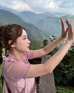 Lin Hana Instagram - 上次跟大家分享的鳳凰🐦‍🔥🐦‍🔥一個月後的before/after
每個人看完都超！級！心！動！的！真的非常推薦！
😝這篇是三個月後惹😝
朋友已經約這個禮拜打完了！除了痛，忍忍就過了！
先打就先漂亮囉寶寶綿😝
雖然價錢不便宜，不過一般人如果沒有像模特兒每天要拍照表情喜怒哀樂做個三千回以上外加外拍艷陽曬的！可以撐個1.5～2年是非常划算的療程喔！隨著膠原蛋白增生，大約三到六個月效果會最明顯！
可以給大家參考！我自己大約一個月就蠻有感的😁鳳凰老手4我🤪
除了輪廓線加強，年紀增長脖紋也不會給你少長，人家說看年紀就看脖子！ok～～醫生麻煩也幫我加強一下脖子！謝謝😚
看我的臉整個小一號好像瘦了4公斤但其實沒有！
就只是下垂亂降落ㄉ肉肉們回家歸位變緊實了！
我是給 @iskinbeautyclinic 王麒惠醫師治療的~
可以直接打電話到診所預約諮詢唷！護士都超漂亮😜
以上給各位水水們參考💕💕💕