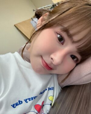 Lin Hana Instagram - 上次跟大家分享的鳳凰🐦‍🔥🐦‍🔥一個月後的before/after
每個人看完都超！級！心！動！的！真的非常推薦！
😝這篇是三個月後惹😝
朋友已經約這個禮拜打完了！除了痛，忍忍就過了！
先打就先漂亮囉寶寶綿😝
雖然價錢不便宜，不過一般人如果沒有像模特兒每天要拍照表情喜怒哀樂做個三千回以上外加外拍艷陽曬的！可以撐個1.5～2年是非常划算的療程喔！隨著膠原蛋白增生，大約三到六個月效果會最明顯！
可以給大家參考！我自己大約一個月就蠻有感的😁鳳凰老手4我🤪
除了輪廓線加強，年紀增長脖紋也不會給你少長，人家說看年紀就看脖子！ok～～醫生麻煩也幫我加強一下脖子！謝謝😚
看我的臉整個小一號好像瘦了4公斤但其實沒有！
就只是下垂亂降落ㄉ肉肉們回家歸位變緊實了！
我是給 @iskinbeautyclinic 王麒惠醫師治療的~
可以直接打電話到診所預約諮詢唷！護士都超漂亮😜
以上給各位水水們參考💕💕💕