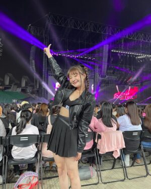 Lin Hana Instagram - 人生圓滿惹💗💗💗💗💗
雞皮疙瘩加眼淚忍不住尖叫聲最大大大大！
但票價跟看到人的大小
跟台北的自助餐一樣
吃一個寂寞
吃完好空虛🥲🥲🥲
明天好想再看一場RRRR

#子珊穿搭
外套裙子 @space.picnic 
內衣 @calvinklein 
指甲 @molanail 
我愛珍妮我愛珍妮我愛珍妮 @jennierubyjane  我愛珍妮我愛珍妮๑⃙⃘´༥`๑⃙⃘๑⃙⃘´༥`๑⃙⃘๑⃙⃘´༥`๑⃙⃘๑⃙⃘´༥`๑⃙⃘๑⃙⃘´༥`๑⃙⃘๑⃙⃘´༥`๑⃙⃘。° 。🎀🌹🎀・。° 。🎀🌹🎀・。° 。🎀🌹🎀・。° 。💙 ⋰ 💙 ⋱ 💙⋰ 💙 ⋱ 💙(✌︎ -͈᷅‎ ⌄ -͈᷄) ﾃﾞｷﾀ♡⃛

#ootdfashion#style#穿搭日常分享
#ootd#wiwt#ootdfashion#穿搭日常