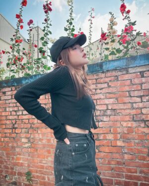 Lin Hana Instagram - 上次跟大家分享的鳳凰🐦‍🔥🐦‍🔥一個月後的before/after
每個人看完都超！級！心！動！的！真的非常推薦！
😝這篇是三個月後惹😝
朋友已經約這個禮拜打完了！除了痛，忍忍就過了！
先打就先漂亮囉寶寶綿😝
雖然價錢不便宜，不過一般人如果沒有像模特兒每天要拍照表情喜怒哀樂做個三千回以上外加外拍艷陽曬的！可以撐個1.5～2年是非常划算的療程喔！隨著膠原蛋白增生，大約三到六個月效果會最明顯！
可以給大家參考！我自己大約一個月就蠻有感的😁鳳凰老手4我🤪
除了輪廓線加強，年紀增長脖紋也不會給你少長，人家說看年紀就看脖子！ok～～醫生麻煩也幫我加強一下脖子！謝謝😚
看我的臉整個小一號好像瘦了4公斤但其實沒有！
就只是下垂亂降落ㄉ肉肉們回家歸位變緊實了！
我是給 @iskinbeautyclinic 王麒惠醫師治療的~
可以直接打電話到診所預約諮詢唷！護士都超漂亮😜
以上給各位水水們參考💕💕💕