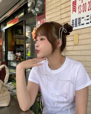 Lin Hana Instagram - 上次跟大家分享的鳳凰🐦‍🔥🐦‍🔥一個月後的before/after
每個人看完都超！級！心！動！的！真的非常推薦！
😝這篇是三個月後惹😝
朋友已經約這個禮拜打完了！除了痛，忍忍就過了！
先打就先漂亮囉寶寶綿😝
雖然價錢不便宜，不過一般人如果沒有像模特兒每天要拍照表情喜怒哀樂做個三千回以上外加外拍艷陽曬的！可以撐個1.5～2年是非常划算的療程喔！隨著膠原蛋白增生，大約三到六個月效果會最明顯！
可以給大家參考！我自己大約一個月就蠻有感的😁鳳凰老手4我🤪
除了輪廓線加強，年紀增長脖紋也不會給你少長，人家說看年紀就看脖子！ok～～醫生麻煩也幫我加強一下脖子！謝謝😚
看我的臉整個小一號好像瘦了4公斤但其實沒有！
就只是下垂亂降落ㄉ肉肉們回家歸位變緊實了！
我是給 @iskinbeautyclinic 王麒惠醫師治療的~
可以直接打電話到診所預約諮詢唷！護士都超漂亮😜
以上給各位水水們參考💕💕💕