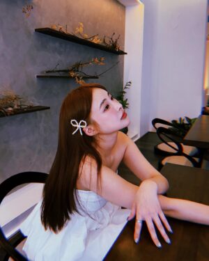 Lin Hana Instagram - 上次跟大家分享的鳳凰🐦‍🔥🐦‍🔥一個月後的before/after
每個人看完都超！級！心！動！的！真的非常推薦！
😝這篇是三個月後惹😝
朋友已經約這個禮拜打完了！除了痛，忍忍就過了！
先打就先漂亮囉寶寶綿😝
雖然價錢不便宜，不過一般人如果沒有像模特兒每天要拍照表情喜怒哀樂做個三千回以上外加外拍艷陽曬的！可以撐個1.5～2年是非常划算的療程喔！隨著膠原蛋白增生，大約三到六個月效果會最明顯！
可以給大家參考！我自己大約一個月就蠻有感的😁鳳凰老手4我🤪
除了輪廓線加強，年紀增長脖紋也不會給你少長，人家說看年紀就看脖子！ok～～醫生麻煩也幫我加強一下脖子！謝謝😚
看我的臉整個小一號好像瘦了4公斤但其實沒有！
就只是下垂亂降落ㄉ肉肉們回家歸位變緊實了！
我是給 @iskinbeautyclinic 王麒惠醫師治療的~
可以直接打電話到診所預約諮詢唷！護士都超漂亮😜
以上給各位水水們參考💕💕💕