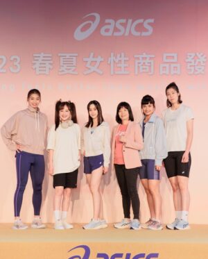 Lin Hana Instagram - 真的真的真的很開心這次能擔任 @asicstw 
2023年春夏女性商品發表會的運動潮流穿搭代表٩(ᵔᗜᵔ*)و
發表會上以簡單的LOGO運動休閒風格T-shint搭配球鞋,像是腳上#EX89刻篮球是我非喜的配色,很可愛!很百搭!
而這次的新品主題凪乃NAGINO系列，在 @asicstw 鼓勵女性在動的同時也能在中自我探索、自我對話、尋生活平衡與靜,正是在我運動的過程中一直不斷不斷到現在能領悟到的,心態影響狀態,只有強妝健康的身體才能帶著我們去實踐心裡想做的事啊！
而這次的靈感來自於海邊，海，有時平静有時澎湃,就像魔術師一樣,跟角色一樣帶領觀眾到每一章不同的故事情節裡,再我在與每一個角色分手說再見的時候,調整自己步調跟心態,大海總是能引導我,心之所向,身之所往。
重啟狀態再次自我挑戰,突破舒適圈！
就像穿上這身和溫暖的運動衣像海一樣比的包容度以滿滿的包覆著我,讓我重新充電往下一站再出發！
@asicstw
#NAGINO
#ASICSWOMEN
#ASICSTW
#nothingfeelsbetter