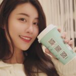 Lin Chenyi Instagram - 隨手拍～回診換新牙套， 在等待的時候， 看了自己還沒矯正的照片， 天啊..光是臉型就差很多，認真覺得牙齒的排列跟整齊太重要了🥺 以前我有一顆突出的虎牙，跟兩顆很難忽視的超大顆門牙，因為很愛漂亮的關係，真的不想為了矯正當鋼牙妹，還要撐兩、三年，所以才遲遲沒做矯正，直到後來，隱形牙套的技術越來越厲害～我才下定決心！ 很感謝我所選擇的 #日亞美牙醫診所 帶給我很棒的體驗，我知道我說過很多次了，但吳醫師真的很細心啦～～非常喜歡吳醫師每次都很小心謹慎的對待我的牙牙們，讓我覺得看牙沒那麼可怕☺️ 然後呢，有很多人問過我戴的是不是隱適美， A:不是喔～～我戴的是台灣自己的品牌舒服美 @sov.dental ， 這兩年多下來，我的感受是，牙套沒有破過半次，非常堅固～而且材質也不會很厚而影響說話，基本上是已經跟它共存，所以在毫無感覺的時間流逝中，除了牙齒慢慢地整齊以外，臉型也越來越美了❤️ 👉🏻 牙醫診所 @sunlight.taipei 👉🏻 台灣品牌隱形牙套 @sov.dental #life ​​#透明牙套 #牙齒矯正 #隱形矯正 #SOV隱形數位矯正 #sov牙套日記
