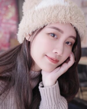 Lin Chenyi Instagram - 在日本的時候，被苡萱的相機燒到～
回到台灣後，立馬下單一台！
真是～拍起來就跟我最近的心情一樣美美的☀️🥰

#ootd 上衣👉🏻 @salut__official 

#膝蓋一堆瘀青都是滑雪摔的
#就算這樣也還是很愛滑雪

#ricoh #life #camera