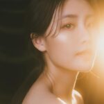 Lin Chenyi Instagram - 我想，人生最難的課題 除了面對生死離別以外， 莫過於與自己的「不完美」相處， 對於有嚴重完美主義的我來說，真的實在是太難了！ 但最近新入手的書「鈍感力」，對我有很大的幫助， 我想如果生活處處都來點鈍感力， 人生的路也會變得更寬闊點， 至少偶爾能避開荊棘， 不會自我重傷，也會開心點～ 這本書推薦給跟我一樣高敏感的孩子們❤️ photo by @shy159753151 Make up by @vitamakeupstudio #life #igdaily #photography #渡邊淳一