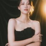 Lin Chenyi Instagram - 我想，人生最難的課題 除了面對生死離別以外， 莫過於與自己的「不完美」相處， 對於有嚴重完美主義的我來說，真的實在是太難了！ 但最近新入手的書「鈍感力」，對我有很大的幫助， 我想如果生活處處都來點鈍感力， 人生的路也會變得更寬闊點， 至少偶爾能避開荊棘， 不會自我重傷，也會開心點～ 這本書推薦給跟我一樣高敏感的孩子們❤️ photo by @shy159753151 Make up by @vitamakeupstudio #life #igdaily #photography #渡邊淳一
