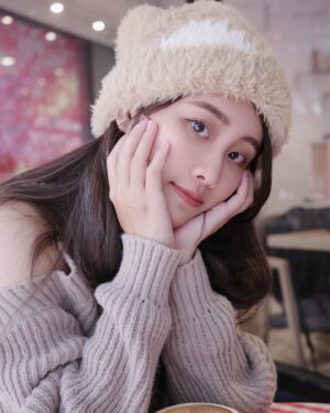 Lin Chenyi Instagram - 在日本的時候，被苡萱的相機燒到～
回到台灣後，立馬下單一台！
真是～拍起來就跟我最近的心情一樣美美的☀️🥰

#ootd 上衣👉🏻 @salut__official 

#膝蓋一堆瘀青都是滑雪摔的
#就算這樣也還是很愛滑雪

#ricoh #life #camera