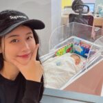 Lin Chenyi Instagram - 今天好開心！ 終於跟沛恩姊看到我們的乾女兒Hania了， 雖然只能隔著玻璃看，還是讓人覺得很感動， 恭喜姊姊終於實現夢想，成為人母～ 善良的你，不用想就知道未來一定是個好媽媽🥰🥰 霓霓趕快長大啊～乾媽超期待能抱妳的那天到來！