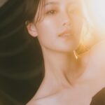 Lin Chenyi Instagram - 我想，人生最難的課題 除了面對生死離別以外， 莫過於與自己的「不完美」相處， 對於有嚴重完美主義的我來說，真的實在是太難了！ 但最近新入手的書「鈍感力」，對我有很大的幫助， 我想如果生活處處都來點鈍感力， 人生的路也會變得更寬闊點， 至少偶爾能避開荊棘， 不會自我重傷，也會開心點～ 這本書推薦給跟我一樣高敏感的孩子們❤️ photo by @shy159753151 Make up by @vitamakeupstudio #life #igdaily #photography #渡邊淳一