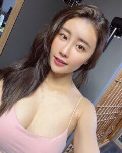 Lin Chenyi Instagram - 本週由於本人不適以及颱風關係，「亦起出來玩」停更一週，改成用直播的方式陪伴大家，待會19:00在YT見囉！ 頻道連結 👉🏻 https://youtube.com/@zhenyi_yuna ⚠️這次會先在直播公開10萬訂閱日期與報名人數👏🏻 #亦起出來玩 #好久沒直播 #打個遊戲陪大家