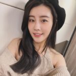 Lin Chenyi Instagram - 冷鼠～～冬天好像真的到了， 除了工作以外， 誰都不能阻止我在家裡冬眠…🫥🫥 #winter #ootd #life
