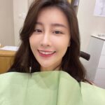 Lin Chenyi Instagram - 牙齒矯正終於進入尾聲了～ 這段時間有不少人問我關於sov隱形牙套的問題， 因為我是第二次矯正，兩次都是隱形牙套，前後加起來已經歷經8年的矯正之路…（第一次花了5年） 所以能直接做比較來分享， 首先，它的牙套真的很難破！！我個人覺得超級棒的，因為晚上睡覺會磨牙的關係，其實我在「第一次」矯正的時候，牙套經常破掉，導致根本沒什麼矯正到，所以這點真的很重要！ 然後就是大家都知道的，能維持美觀，不會影響到工作～ 缺點就是吃東西的時候要拔掉，還有在戴的時候說話，難免會被發現嘴巴裡好像有東西這樣😆 再來就是醫生也蠻重要的，跟吳醫師這兩年多的配合，他真的是一個很細心也很誠實的人，像是偶爾會有一些朋友因為我的關係，過去諮詢牙套，其中一個有牙齦萎縮的問題，導致沒辦法戴牙套，吳醫師也會很誠實的說，不會為了賺這個錢硬是要讓消費者買單，這點太棒了～～ 好啦！說了這麼多，重點就是如果想要矯正的話，真的很推隱形牙套！！ 我戴的是台製的 @sov.dental 然後剛剛說的吳醫師，他在日亞美 @sunlight.taipei 上班～～ #sov #矯正 #igdaily ​​#透明牙套 #牙齒矯正 #隱形矯正 #SOV隱形數位矯正 #sov牙套日記#日亞美牙醫診所