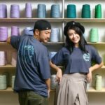 Lin Chenyi Instagram - 沒想到我跟 @circuskidd 出聯名抱抱蝦潮T啦！ 想當初跟他的首次PK就是抱抱蝦， 雖然那次有點輕敵了！！ 但後面他一直說自己沒時間，逃避與我的pk（？ 這次也要謝謝我的好姊姊 @beargenie 力挺， 仨人玩耍的影片，今天會在野人的YT頻道上片～ 另外，「亦起出來玩」今天也是穿著這件潮T去爆釣啦！！ 各位記得收看喲🫶🏻🫶🏻 Kid聯名抱抱蝦潮T會在今天晚上6點正式販售 販售連結在這裡🔗 https://www.justkid.net/categories/new #等等亦起出來玩會先見面 #這次潮T真的很讚啦 #男女都能駕馭的中性色