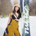 Lin Chenyi Instagram - 就算從日本回到台灣後，也特別早起～ 早上7點就開始想念滑雪， 從來沒想過自己會如此喜歡這樣的極限運動， 就算摔得全身沒一處不痛，也止不住喜歡～ 好期待下一次的到來☺️☺️☺️ 謝謝 @avawu0726 這次跟我亦起出來玩， 不管是跟妳一起主持節目還是出來玩都很開心❤️ 還要特別感謝 @lovejpski ，美好的初體驗直接讓人上癮， 我也加入滑雪中毒者行列了～～ #snowbord #滑雪中毒者 #雫石 #湯沢 #滑雪 #life