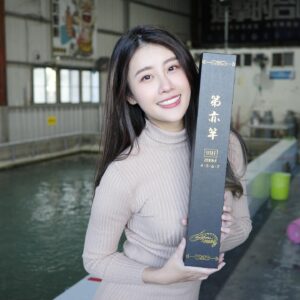 Lin Chenyi Instagram - 總算總算～～～
從去年7月開始，至今我們籌備了將近半年的時間，
大家敲碗已久的第亦竿的海老竿出爐啦～！！
特別選擇了迎合過年的喜氣，又不失魅力的胭脂紅，
搭配鈦尾以及碳纖維，除了更加輕巧，還讓整體質感大大提升～
現在呢已經正式上市，可以到tryitry官網跟蝦皮購買，
首批購買的還有豐富贈禮以及免運費的福利唷🥰🥰

#海老 #釣蝦 #youtube #life #fishing 
#tryitry官網已經上架啦
#價格跟我一樣很親民😆
