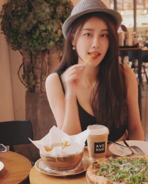 Lin Chenyi Instagram - 我知道po上這一餐下午茶，又要被教練罵了，
但是我想說….！！！

唉喲～～～真的好好吃喔🥺🥺

photo by @principle48 

#快樂都變成脂肪囉
#ㄅㄑㄌ教練
#下午茶 #48哥真會拍 #lunch #igdaily #life