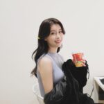 Lin Chenyi Instagram - 新年快樂！年前最後拍攝～ 好幸運在年前遇到專業又貼心、歡樂滿滿的團隊☺️ あけましておめでとうございます！ #助理好會拍 #花絮 #廣告拍攝 #life #work #igdaily