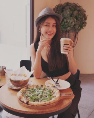 Lin Chenyi Instagram - 我知道po上這一餐下午茶，又要被教練罵了，
但是我想說….！！！

唉喲～～～真的好好吃喔🥺🥺

photo by @principle48 

#快樂都變成脂肪囉
#ㄅㄑㄌ教練
#下午茶 #48哥真會拍 #lunch #igdaily #life