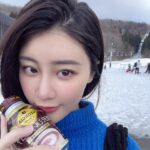 Lin Chenyi Instagram - 流感第四天，看來食療果然不行（因為很不想吃藥）， 沒有比較好反而變得更嚴重， 所以今天認命地去看醫生，開了一堆藥..整個心情很差🥲 只好打開相簿，看看前陣子去滑雪的照片， 嗯～回憶很美，木木很可愛， 整個世界瞬間變得明亮了☺️ #又想去日本了 #流感嚴重 #請大家多保重 #木木真的很可愛 #life #snow #snowboard