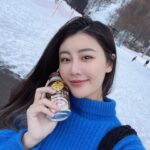 Lin Chenyi Instagram - 流感第四天，看來食療果然不行（因為很不想吃藥）， 沒有比較好反而變得更嚴重， 所以今天認命地去看醫生，開了一堆藥..整個心情很差🥲 只好打開相簿，看看前陣子去滑雪的照片， 嗯～回憶很美，木木很可愛， 整個世界瞬間變得明亮了☺️ #又想去日本了 #流感嚴重 #請大家多保重 #木木真的很可愛 #life #snow #snowboard