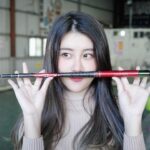 Lin Chenyi Instagram - 總算總算～～～ 從去年7月開始，至今我們籌備了將近半年的時間， 大家敲碗已久的第亦竿的海老竿出爐啦～！！ 特別選擇了迎合過年的喜氣，又不失魅力的胭脂紅， 搭配鈦尾以及碳纖維，除了更加輕巧，還讓整體質感大大提升～ 現在呢已經正式上市，可以到tryitry官網跟蝦皮購買， 首批購買的還有豐富贈禮以及免運費的福利唷🥰🥰 #海老 #釣蝦 #youtube #life #fishing #tryitry官網已經上架啦 #價格跟我一樣很親民😆