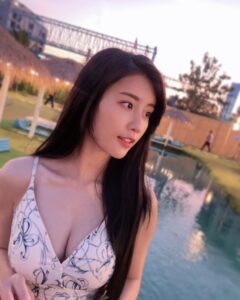 Lin Chenyi Instagram - 我愛自己的正能量， 同時也愛著與正能量互相衝擊的負能量， 這樣才像個「完整」的人， 如同這世界有光的地方亦有黑暗。