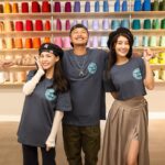 Lin Chenyi Instagram - 沒想到我跟 @circuskidd 出聯名抱抱蝦潮T啦！ 想當初跟他的首次PK就是抱抱蝦， 雖然那次有點輕敵了！！ 但後面他一直說自己沒時間，逃避與我的pk（？ 這次也要謝謝我的好姊姊 @beargenie 力挺， 仨人玩耍的影片，今天會在野人的YT頻道上片～ 另外，「亦起出來玩」今天也是穿著這件潮T去爆釣啦！！ 各位記得收看喲🫶🏻🫶🏻 Kid聯名抱抱蝦潮T會在今天晚上6點正式販售 販售連結在這裡🔗 https://www.justkid.net/categories/new #等等亦起出來玩會先見面 #這次潮T真的很讚啦 #男女都能駕馭的中性色