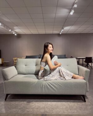 Lin Chenyi Instagram - 將將～我換新沙發啦！！
舊沙發用了快9年，終於有機會換掉～因為是亞麻布材質的關係，被啾咪抓到沒有一處是完整的模樣，真的慘不忍睹..有客人來，其實都會有點不好意思，但已經沒關係～～現在我換了新沙發「柏拉圖」，選用德國進口的絨質貓抓布，完全不粘毛，上面如果有毛，輕輕拍就掉了，很方便👍🏻
不曉得為什麼，啾咪對這款布料完全沒有想抓的慾望，奴才我看了真的很開心啊😭😭
好喜歡這張沙發，因為兩邊的扶手都有附加功能，省空間又方便，像是右邊扶手能拆卸下來當作桌子使用，扶手下方附了兩張椅子，能供客人使用，另一邊的扶手則是收納空間，超適合東西很多的我😆
真的很謝謝 #沙發先生家居 送我的生日禮物！
幸福滿滿，感謝萬分❤️🙏🏻

@mrsofa_taiwan