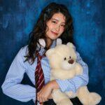 Lin Chenyi Instagram - 謝謝大家提前的生日祝福！ 趁青春期長大前夕，來拍一組叛逆女學生新照當自己的紀念禮物🎁（？ 非AI真人版學院照～ 跟上一波美劇The Idol偶像漩渦風格🤓 photo by @caramel0907 make up @_hidel_ #每張都很喜歡 #只好全部貼上 #美式證件照 #idol #ootd #school