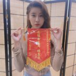 Lin Chenyi Instagram - 第一次殺青哭了， 要感謝的事太多太多， 怎麼說都說不完， 不管是宏哥、姜導、姚哥、小六、大毛…整個劇組人員，還有角頭的演員們，大家都對我很好， 拿著充滿溫度的小獎旗，真的真的好感動。 謝謝大家這將近半年的照顧，我殺青了～ 謝謝角頭家族，我愛你們！ @gatao_movie #角頭影集 #江湖再見 #殺青