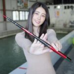 Lin Chenyi Instagram - 總算總算～～～ 從去年7月開始，至今我們籌備了將近半年的時間， 大家敲碗已久的第亦竿的海老竿出爐啦～！！ 特別選擇了迎合過年的喜氣，又不失魅力的胭脂紅， 搭配鈦尾以及碳纖維，除了更加輕巧，還讓整體質感大大提升～ 現在呢已經正式上市，可以到tryitry官網跟蝦皮購買， 首批購買的還有豐富贈禮以及免運費的福利唷🥰🥰 #海老 #釣蝦 #youtube #life #fishing #tryitry官網已經上架啦 #價格跟我一樣很親民😆