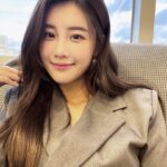 Lin Chenyi Instagram - 前兩天嘗試用相機拍的影片，回到家上傳電腦的時候，竟然檔案毀損了.. 對支持「亦起出來玩」頻道的大家很不好意思， 本週要停更了😭😭 以往我們都是用開直播的方式彌補大家，但待會我還要錄節目，只能致上萬分的歉意🙏🏻 「亦起出來玩」下週見～ 10萬訂閱活動有報名成功的觀眾朋友們，明天見唷❤️ #好不好亦起出來玩 #youtube #停更一週