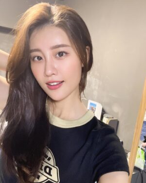 Lin Chenyi Instagram - 韓式髮根燙根本就是我的救星，
以前只要偷懶一天沒洗頭，
就會被誤會是不是好幾天沒洗，真的很可憐🥹
感謝我的救星 @hairwilliam_komm 除了幫我解決這個困擾，還幫我染了一個充滿質感的巧克力色🔥

#哇哈哈 #我已經一天沒洗頭了 #頭髮還很蓬鬆
#太開心了吧 #life #igdaily #hair