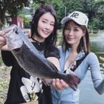 Lin Chenyi Instagram - 今天又來跟學姊學習路亞， 第一次玩小烏龜，好喜歡❤️ 這邊的鱸魚真的好肥～～ 學姊說我第一次使用小烏龜只炒了兩盤小米粉，她很欣慰～ 只能說有學姊這樣的路亞導師，太幸福啦☺️☺️ #fishing #lure #youtube #life #blackbass #ootd