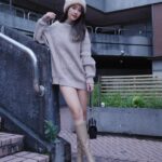 Lin Chenyi Instagram - 在日本的時候，被苡萱的相機燒到～ 回到台灣後，立馬下單一台！ 真是～拍起來就跟我最近的心情一樣美美的☀️🥰 #ootd 上衣👉🏻 @salut__official #膝蓋一堆瘀青都是滑雪摔的 #就算這樣也還是很愛滑雪 #ricoh #life #camera