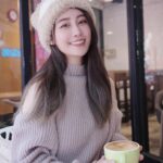 Lin Chenyi Instagram - 在日本的時候，被苡萱的相機燒到～ 回到台灣後，立馬下單一台！ 真是～拍起來就跟我最近的心情一樣美美的☀️🥰 #ootd 上衣👉🏻 @salut__official #膝蓋一堆瘀青都是滑雪摔的 #就算這樣也還是很愛滑雪 #ricoh #life #camera