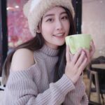Lin Chenyi Instagram - 在日本的時候，被苡萱的相機燒到～ 回到台灣後，立馬下單一台！ 真是～拍起來就跟我最近的心情一樣美美的☀️🥰 #ootd 上衣👉🏻 @salut__official #膝蓋一堆瘀青都是滑雪摔的 #就算這樣也還是很愛滑雪 #ricoh #life #camera