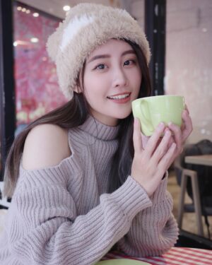 Lin Chenyi Instagram - 在日本的時候，被苡萱的相機燒到～
回到台灣後，立馬下單一台！
真是～拍起來就跟我最近的心情一樣美美的☀️🥰

#ootd 上衣👉🏻 @salut__official 

#膝蓋一堆瘀青都是滑雪摔的
#就算這樣也還是很愛滑雪

#ricoh #life #camera