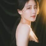 Lin Chenyi Instagram - 我想，人生最難的課題 除了面對生死離別以外， 莫過於與自己的「不完美」相處， 對於有嚴重完美主義的我來說，真的實在是太難了！ 但最近新入手的書「鈍感力」，對我有很大的幫助， 我想如果生活處處都來點鈍感力， 人生的路也會變得更寬闊點， 至少偶爾能避開荊棘， 不會自我重傷，也會開心點～ 這本書推薦給跟我一樣高敏感的孩子們❤️ photo by @shy159753151 Make up by @vitamakeupstudio #life #igdaily #photography #渡邊淳一