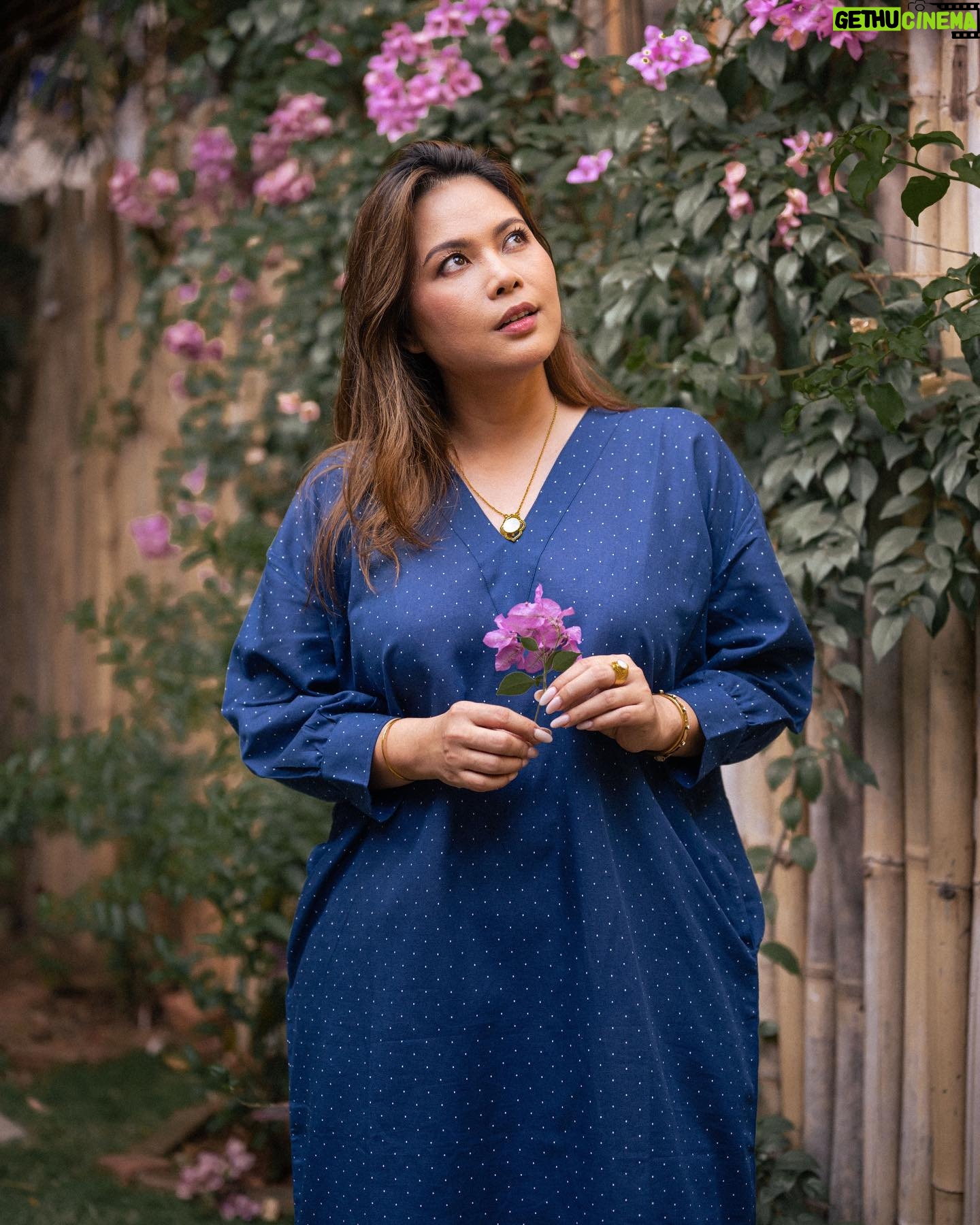 Lin Laishram Instagram - Chillin’ with the flowers, letting life bloom at its own pace. Pause & Reflect ⏸️🧘♀️ #EasyBreezyDays #NatureLover . . Photographer: @chitrdev.in Make up & Hair: @makeupbyangana Outfit: @thehaimishliving Jewellery: @shamooosana Assisted by: @gopaleseema