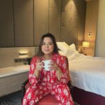 Lin Laishram Instagram - What’s in my cup, Chai or coffee? #guessmydrink 😄😄😄 Night suit by @truffle_india