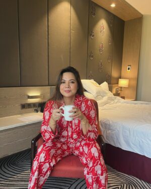 Lin Laishram Instagram - What’s in my cup, Chai or coffee? 
#guessmydrink 😄😄😄
Night suit by @truffle_india