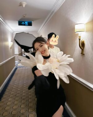 Lin Yun Instagram - 裙子想开了🌼
