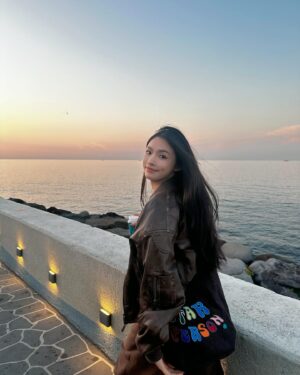 Lin Yun Instagram - 🥐 🍊🌊 🌇
