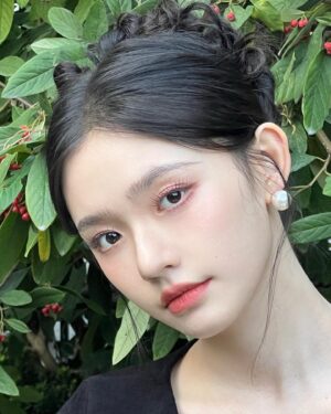 Lin Yun Instagram - 超喜欢珍珠耳环🧏🏻‍♀️