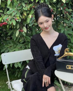 Lin Yun Instagram - 超喜欢珍珠耳环🧏🏻‍♀️