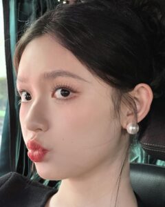 Lin Yun Instagram - 超喜欢珍珠耳环🧏🏻‍♀️