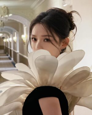 Lin Yun Instagram - 裙子想开了🌼